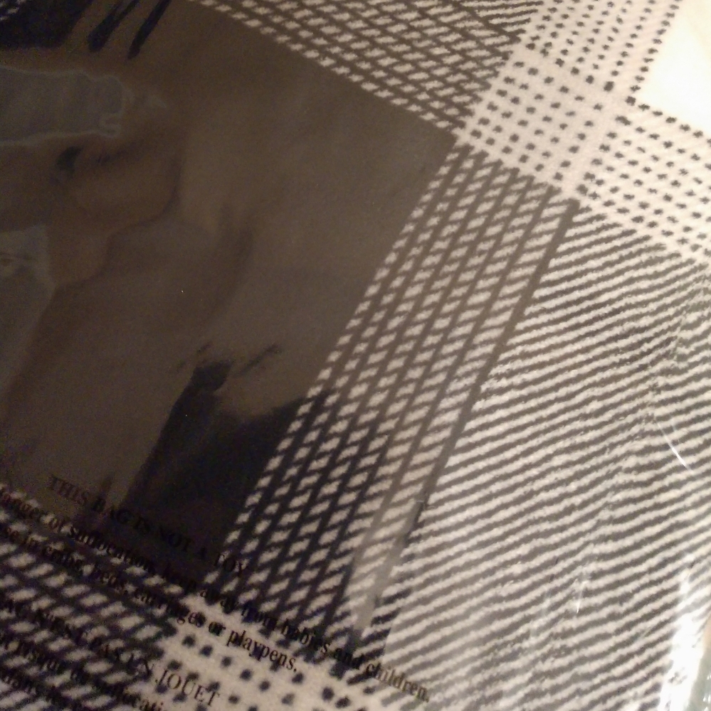 VS black & white plaid fleece blanket throw, NWT - Picture 4 of 7